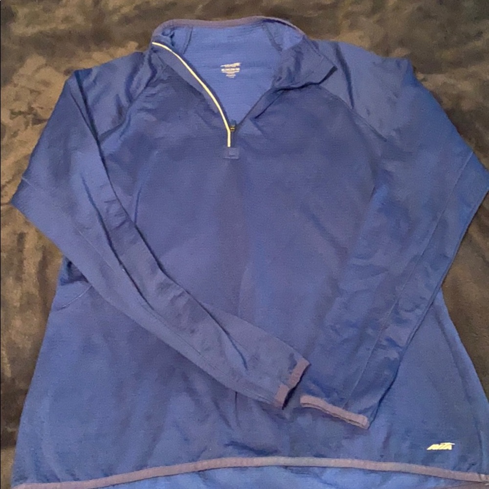 Navy blue. Half zip pullover.